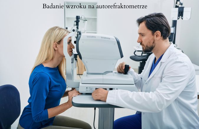 Specjalista przeprowadzający badanie wzroku przy użyciu nowoczesnego sprzętu diagnostycznego